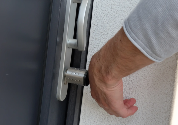 The electronic WILKA locking cylinder is operated via an RFID microchip implant, a transponder chip inserted into the hand.
