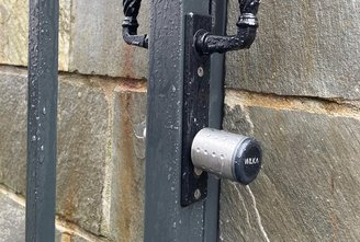 [Translate to Englisch:] WILKA Schließzylinder haben sich bereits an Außentüren unter anderem bei Regen, Eis und häufigem Nebel sowie Wassernähe bewiesen.