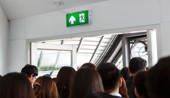 In hazardous situations, it must be possible to operate the escape door lock within one second and with one hand, and it must also be possible to open the escape door easily and to its full width.